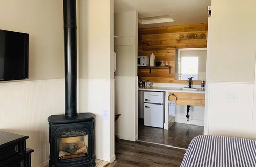 Long Beach Hotel | Pet-Friendly Studio Stay | 0.2 Miles from Marsh's Free Museum | Parking Avail.