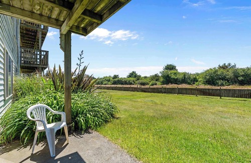 Ocean Shores Condo | Pet Friendly Suite With Pool & Hot Tub Access