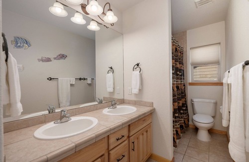 Fraser House | Pet Friendly, Sweeping Mountain Views, On Free Bus Route