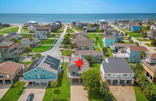 Pirates Beach House | Pet Friendly VIEWS 4 min to Beach New Listing