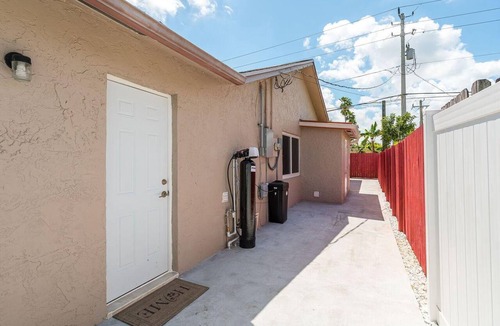 Lauderhill Apartment | Pleasant studio with AC in friendly Lauderhill neighborhood