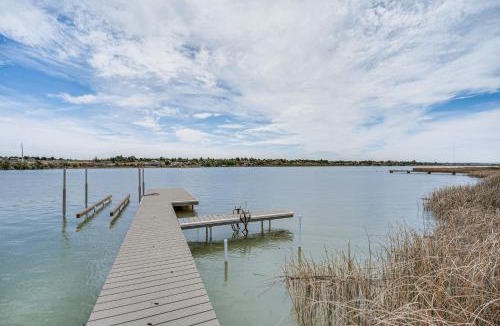 Moses Lake House | Pool, Hot Tub, Dock & Views! Luxe Moses Lake Manor