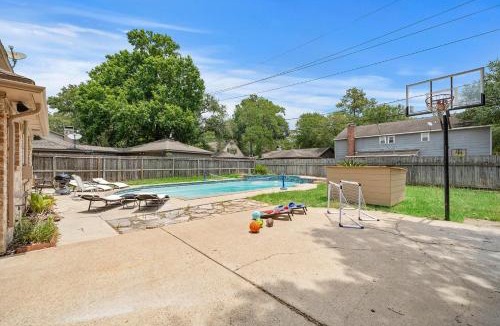 FM 1960 House | Pool Paradise Game Tables Sleeps 16 Grill
