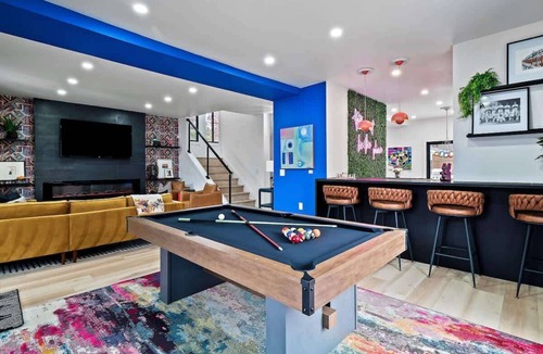 Highland Square House | PoolTable-Hot Tub-FirePit-Games-Bunk Slide-Wet Bar