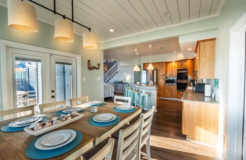 Gilchrist House | Prime | Beachfront | Private Gazebo | Sleeps 14