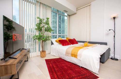 Financial District Hotel | Prime Downtown 2BR - 5 Min to Scotiabank Arena