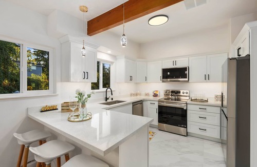 SeaTac House | Prime location home away from home 4-bedroom 2.5 bath only 15 minutes to Seattle