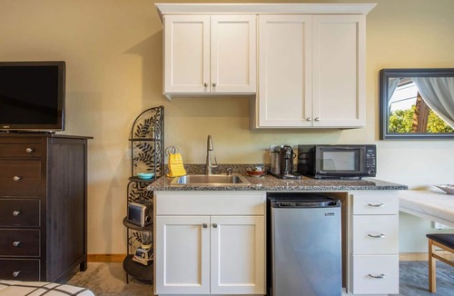 Hood River Apartment | Prime Location! Park your car. Walk and bike everywhere!