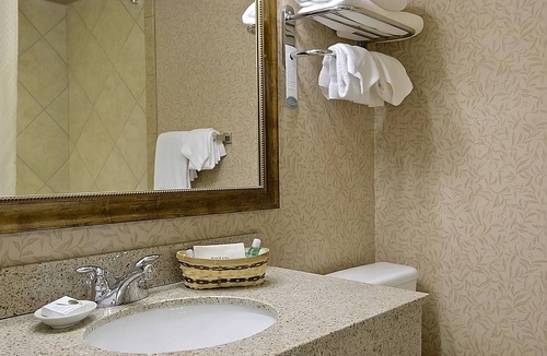 Wenatchee Hotel | Prime Location! Pet-Friendly Property, Onsite Pool, Free Parking