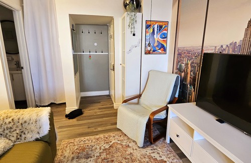Walkerville Apartment | Private&Bright Bachelor Apt on Erie St ideal for Temp Workers and Grad Students