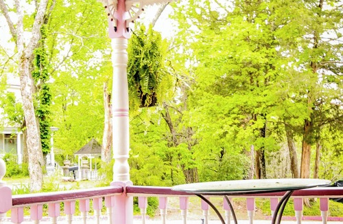 Eureka Springs Historic District House | Private, Charming Ozark Queen Eurekan Suite w/Jetted Jaccuzi & Clawfoot Tub