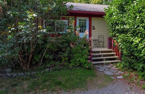 Saint Patrick Cabin | Private Cottage with King Bed. Pet-Friendly!