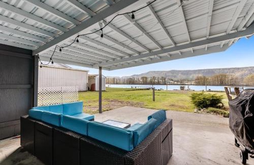 Cathlamet House | Private Dock! 'Escape on the River' in Cathlamet
