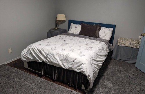 Kennydale Bed & Breakfast | Private, free parking and laundry. Centrally located to everything The Roadhouse