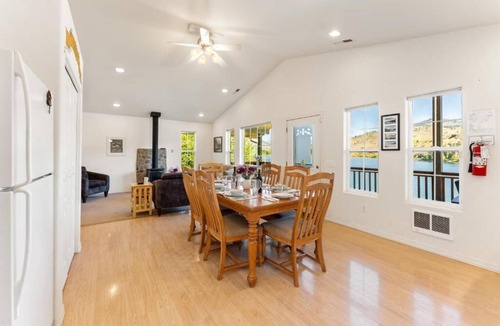 Manson House | Private Lakefront Retreat - Hot Tub - Dock - EV Charger - Near Lake Chelan