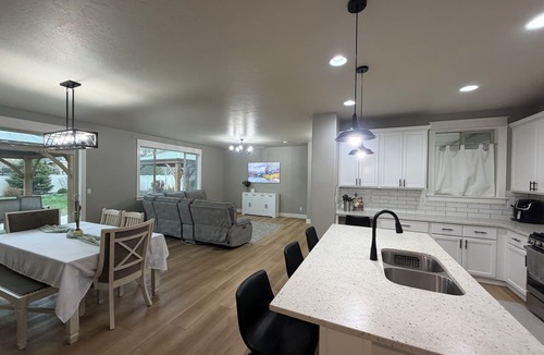 Eagle House | Private Pickleball, Basketball, Gaming Room!