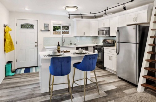 Blaine House | Private Retreat | King Bed | Work Stay or Getaway