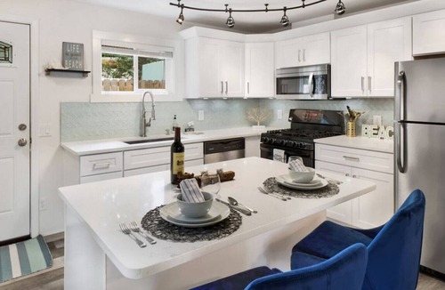 Blaine House | Private Retreat | King Bed | Work Stay or Getaway