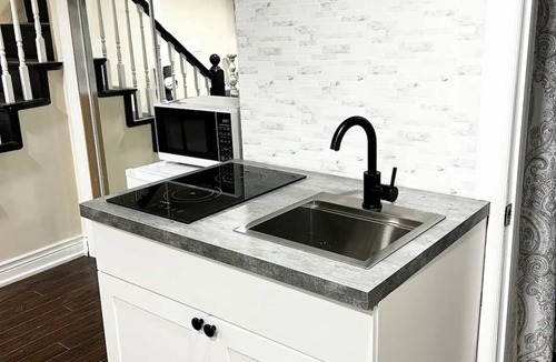 Rockcliffe - Smythe Apartment | Private Studio Apt 1 Bed 1 Bath w. Kitchen & Sep entrance