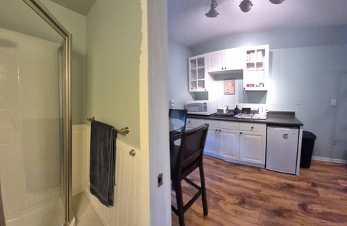Shelton House | Private Studio with a BBQ, Hot Tub and Sauna. Waterview