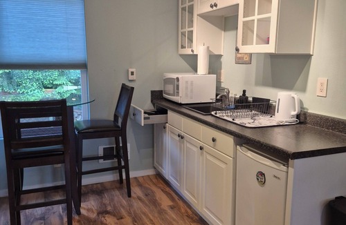 Shelton House | Private Studio with a BBQ, Hot Tub and Sauna. Waterview