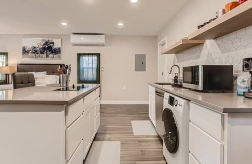 Sunnyside House | Private Sunnyside Studio / Cozy, Modern Getaway
