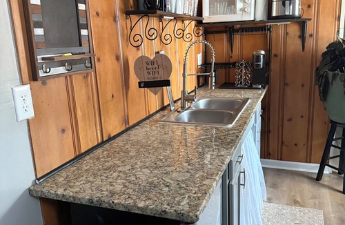 Silver Lake House | Quaint container home on private road 1bd/1bath that can sleep 4