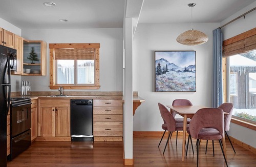 Leavenworth Cottage | Quaint Renovated Cottage In Downtown Leavenworth - Private, Fenced Yard