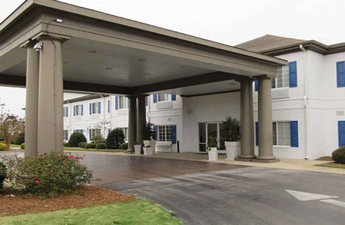 Sneads Ferry Hotel | Quality Inn & Suites Sneads Ferry- North Topsail Beach