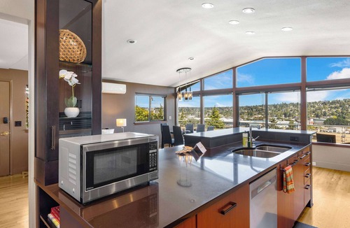North Queen Anne House | Queen Anne | Views | Near Shopping & Dining
