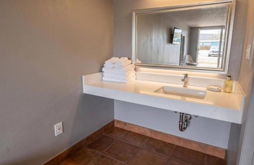 Rock Springs Apartment | Queen Bed Non-Smoking
