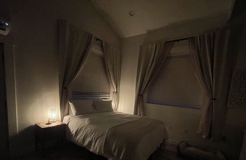 Arlington House | Queen Suite with 2 twins, pets welcome!