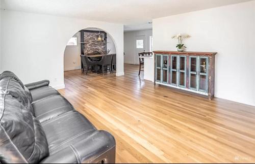 Des Moines House | Quiet Modern Stay Near SeaTac & Hospitals