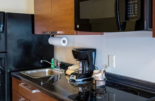 Buena Hotel | Quiet Room w/Blackout Curtains & Kitchen – Near Local Attractions