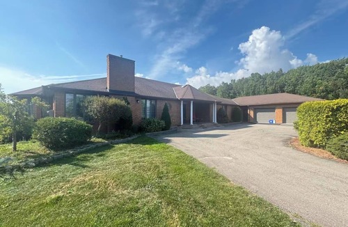 Welland House | Quiet & Secure Private Home near Niagara Falls