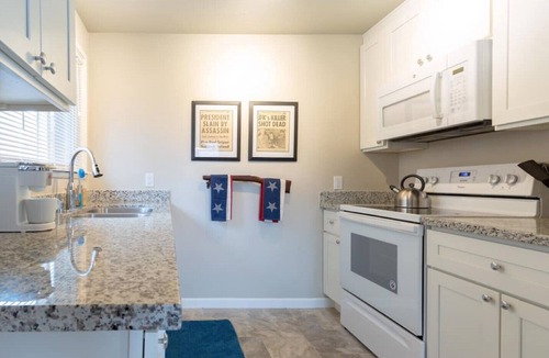 South Tacoma House | ❣️ Rad 1960s 2br. New Inside. Near Downtown Tacoma