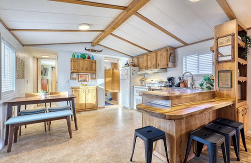 Packwood House | Rainier Bunkhouse & Bar-Cade- HotTub,MtnView,2 blks to Packwood Brewing! Pets ok