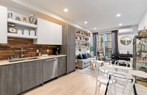 University District Villa | Ravenna Trailside Retreat Walk to UW and U-Village