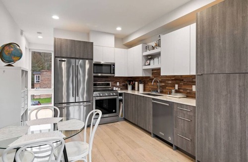University District Villa | Ravenna Trailside Retreat Walk to UW and U-Village