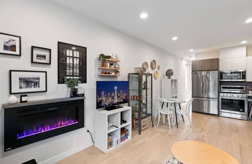 University District Villa | Ravenna Trailside Retreat Walk to UW and U-Village