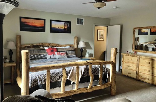 Westcliffe Hotel | Ravens' Aspen Breeze 3rm Suite, King, living w/kitchenette, w/Fire Pit & Grill