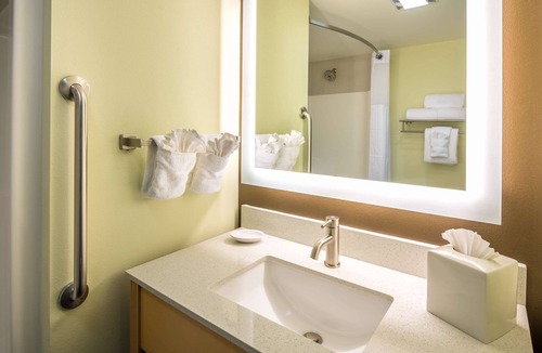 Northwest Everett Hotel | Red Lion Inn & Suites Everett