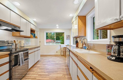 Union Hill-Novelty Hill House | Redmond Pet friendly Home in 2 Acres+Horse Barn