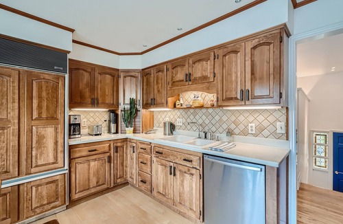 Park East House | Relax & Play in Boulder | Sauna, Games, Trampoline & Yard