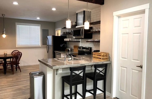 Westport House | Relaxing Beach House | Pet Friendly | Close Beach Access | Room for 6!