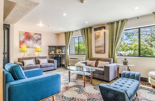 Poulsbo Hotel | Relaxing Getaway in GuestHouse Poulsbo with FREE Parking & Bfast, Pets Allowed!