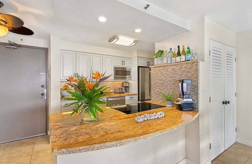 Kahana Condo | Remodeled Maui OceanFront 2BD w Ocean Views Valley Isle 208