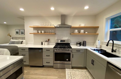 Fall City Cottage | Remodeled Studio Cottage! Walk to Lake and Hiking Trails