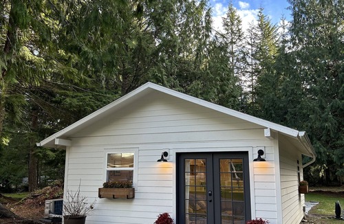 Fall City Cottage | Remodeled Studio Cottage! Walk to Lake and Hiking Trails