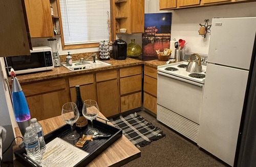 Evergreen Apartment | Rest Relax Rendezvous - Your Romantic Getaway! Studio in soothing Vancouver!